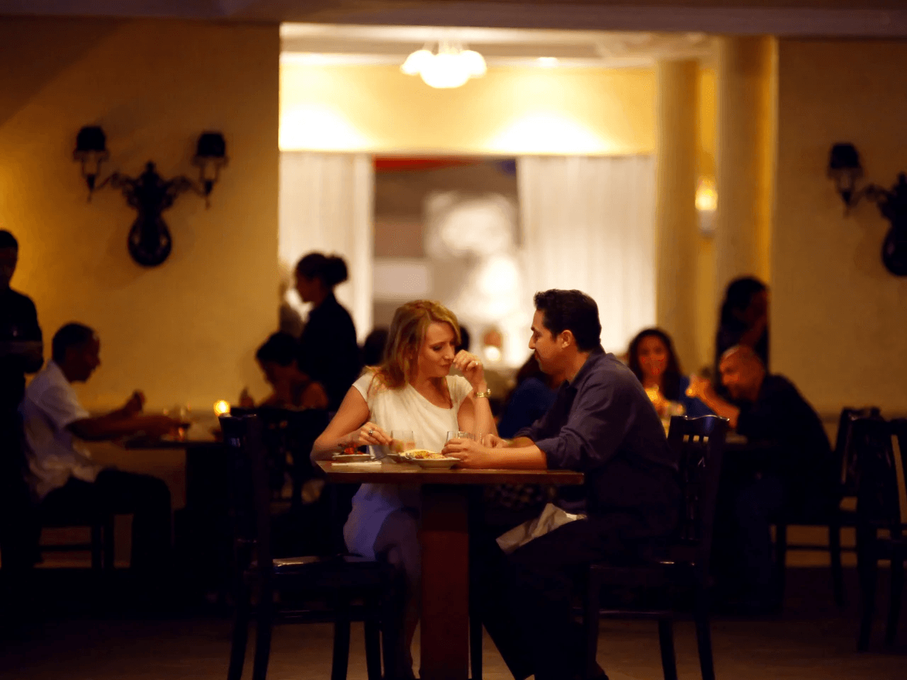 Imagen /images/rutas internas/home/business/coupleEating.png